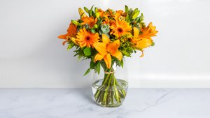 זר זריחה כתומה ליליות וגרגרות זר זריחה כתומה ליליות וגרגרות